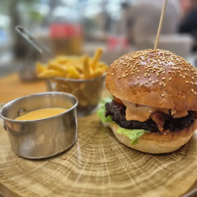 Burger z frytkami i sosem na tarasie